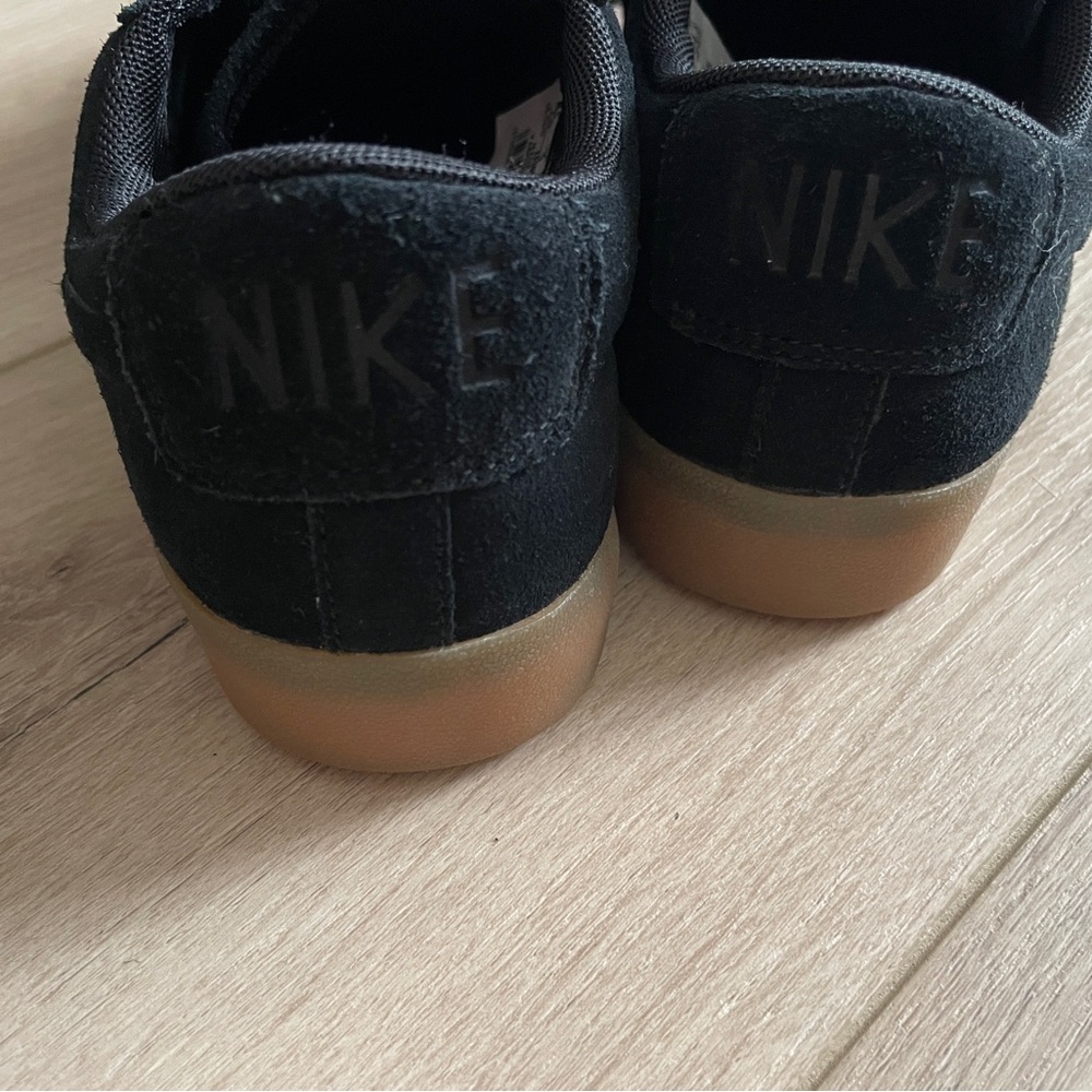 Nike Women’s Black Sneakers - Picture 5 of 10